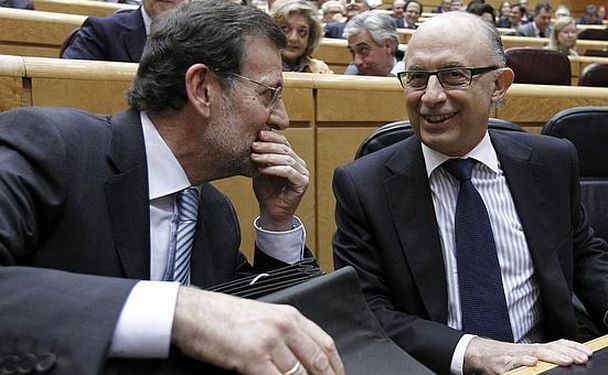 Mariano Rajoy, a la izquierda, y Cristóbal Montoro en una imagen de archivo en el Senado. / Efe