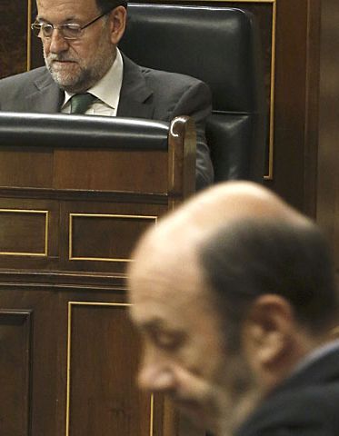 Alfredo Pérez Rubalcaba, en primer plano, y Mariano Rajoy, en su escaño, durante un pleno del Congreso. / Juan Carlos Hidalgo (Efe)