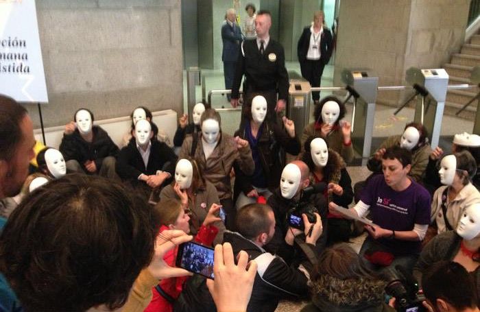 Sentada organizada por Yo sí Sanidad Universal en el Ministerio que preside Ana Mato, ayer, en Madrid. / facebook de Yo sí -Sanidad Universal.