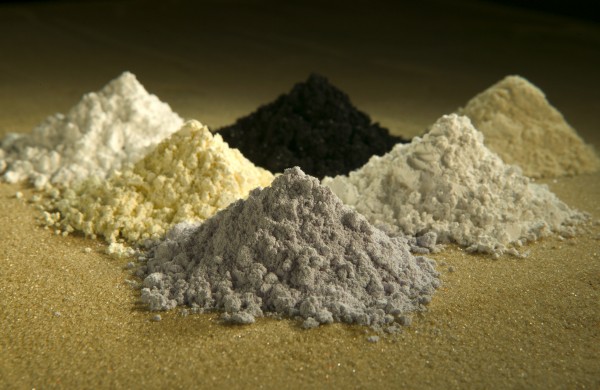 Las tierras raras son metales con usos muy específicos en varias tecnologías. En la imagen y en circular, óxidos de praseodimio (color negro), cerio, lantano, neodimio, samario, y gadolinio. Peggy Greb/USDA.gov