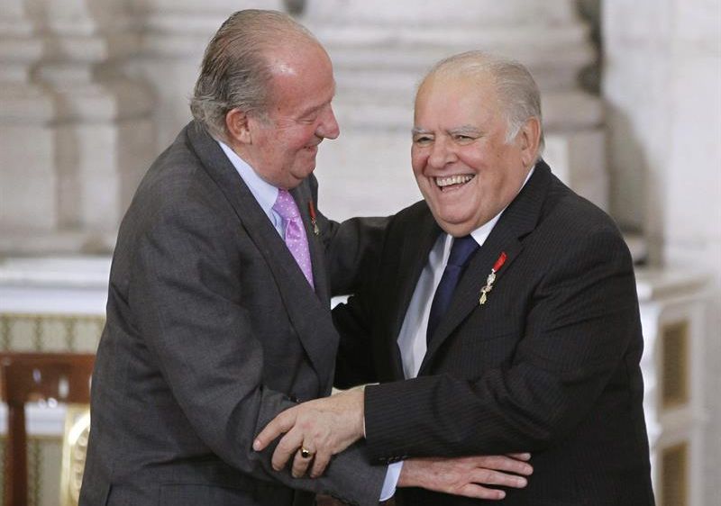 El rey Juan Carlos tras imponer la insignia de caballero de la Orden del Toisón de Oro al exsecretario general iberoamericano, Enrique Iglesias, en una ceremonia celebrada ayer en el Palacio Real de Madrid. / Chema Moya (Efe)
