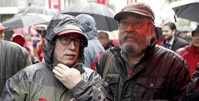 Ignacio Fernánez Toxo, a la izquierda, y Cándido Méndez, en una manifestación celebrada en febrero en Madrid en apoyo a los trabajadores de Coca-Cola. / Efe