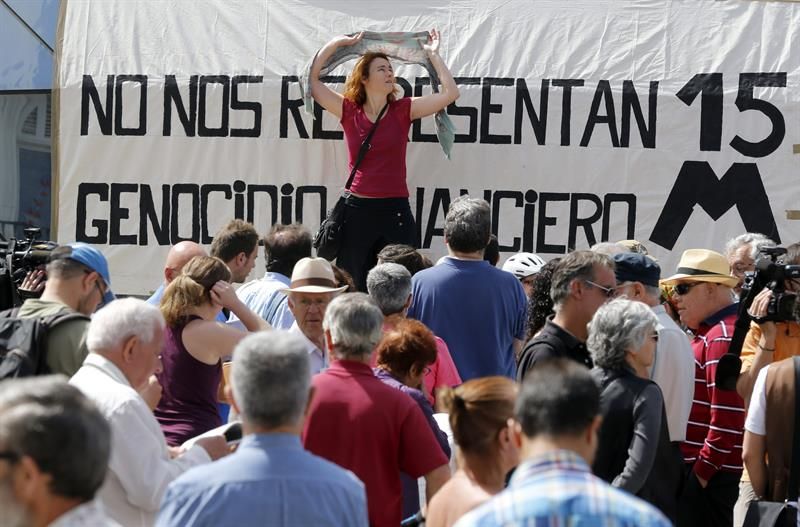 Otro momento de la concentración de activistas del movimiento 15M llevada a cabo hoy en la puerta del Sol de Madrid, con motivo de su tercer aniversario. / Chema Moya (Efe)