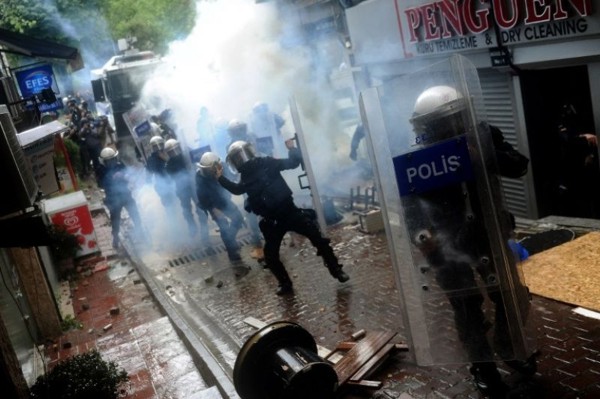 Policías antidisturbios intentan impedir que los manifestantes accedan a Taksim por una callejuela el pasado 1 de Mayo. / Firat News