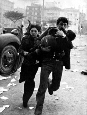 Intantanea recogida por Ara Guler durante"la masacre de Taksim" el 1 de Mayo de 1977. / Bento.si.edu