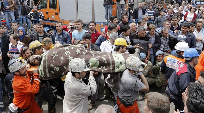Uno de los mineros rescatados sin vida tras la explosión en una mina de carbón en Soma, Turquía. / Tolga Bozoglu (Efe)