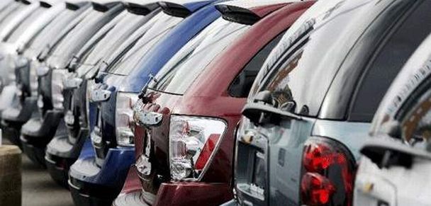 Imagen de archivo tomada en un alamacén de venta de coches de segunda mano. / Efe