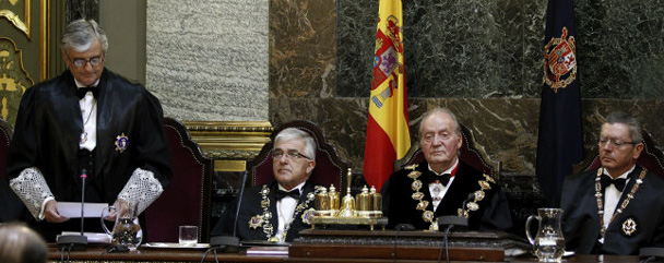 El fiscal general del Estado, Eduardo Torres-Dulce, el presidente del Tribunal Supremo, Gonzalo Moliner, el rey Juan Carlos y el ministro de Justicia, Alberto Ruiz-Gallardón, durante el acto de apertura del Año Judicial. /Efe