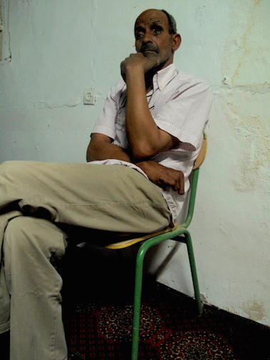 Daha Gulani, portavoz de la Asociación Saharaui de Víctimas de Minas, perdió su mano derecha en 1994./ Alejandro Torrús