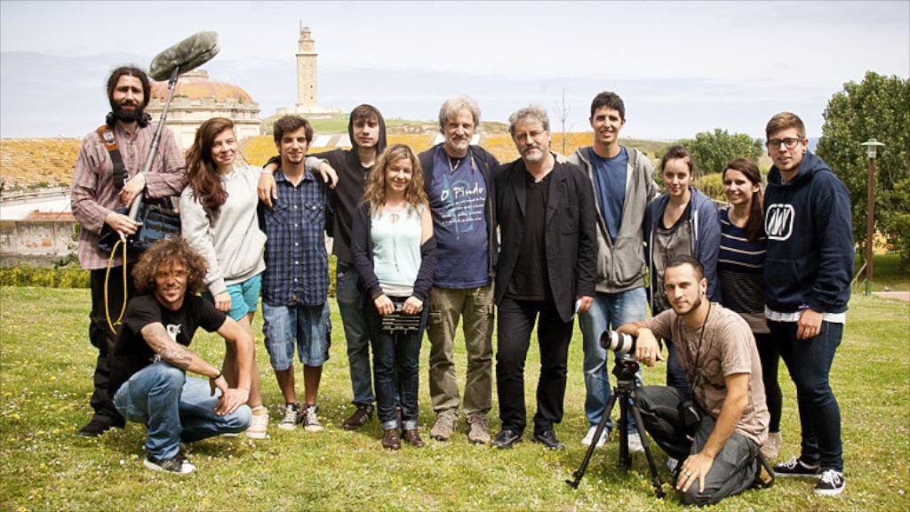 Manuel Rivas y Xosé Abad con los jóvenes que investigan los fusilamientos franquistas en Galicia