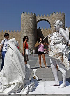 Imagen de estatuas vivientes en el casco histórico de Ávila. / Efe