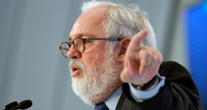 El cabeza de lista del PP en las elcciones europeas, Miguel Arias Cañete, ayer, durante un mitin celebrado en Valencia. / Juan Carlos Cárdenas (Efe)