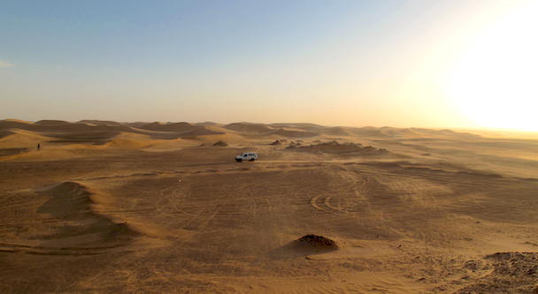 Desierto del Sahara en Argelia a 15 minutos en coche del campamentos de refugiados saharauis de Dajla en Tinduf (Argelia)./ Alejandro Torrús