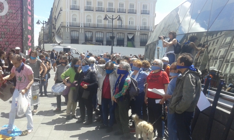 Los concentrados en Sol con las bocas tapadas contra la reforma del Código Penal y la Ley de Seguridad Ciudadana. / M. M.