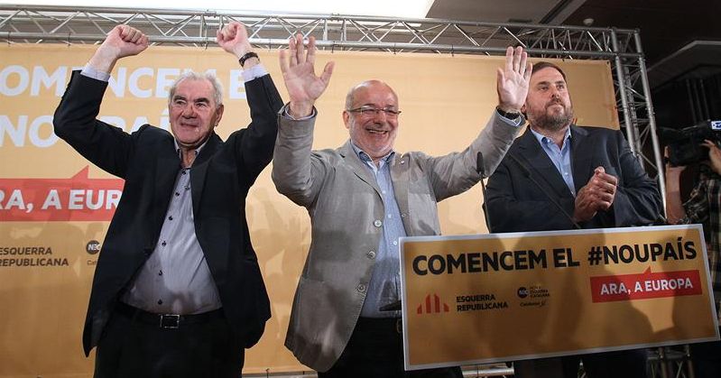 El cabeza de lista de ERC, Josep Maria Terricabras, en el centro, acompañado por Ernest Maragall (izda.) y Oriol Jonqueras (dcha.), anoche, en Barcelona, tras conocer los resultados de las elecciones europeas. / Toni Garriga (Efe)