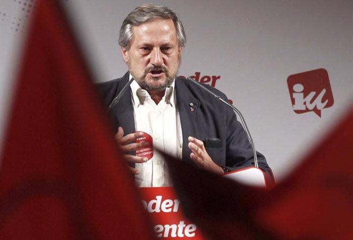 Cayo Lara, a la izquierda,y Willy Meyer, la pasada noche tras conocer los resultados de las europeas. / Fernando Villar (Efe)