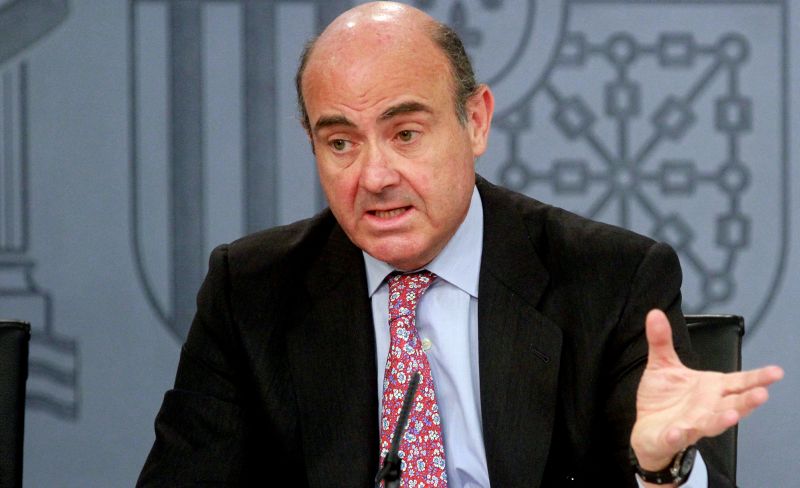 El ministro de Economía, Luis de Guindos, ayer, durante la conferencia de prensa tras el Consejo de Ministros. / lamoncloa.gob.es