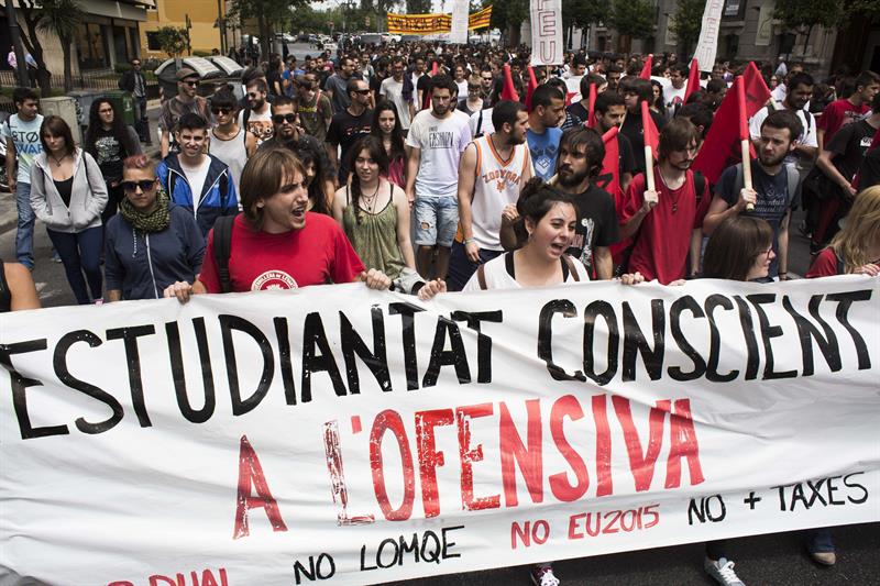 Estudiantes en la manifestación convocada esta mañana en la facultad de Geografía e Historia de Valencia. / Gustavo Grillo (Efe)