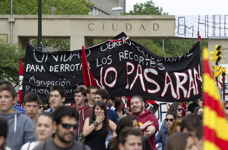 Cientos de estudiantes universitarios y de enseñanzas medias se han manifestado hoy por las calles de Zaragoza bajo el lema "8M vontra los recortes y expulsiones, estudiantes en lucha". / Javier Cebollada (Efe)