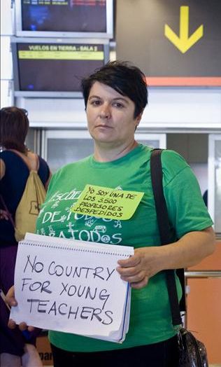 Una profesora interina protesta por los recortes en la educación madrileña en el Aeropuerto de Barajas en septiembre del año pasado. / Efe
