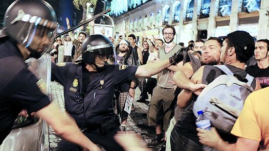 Carga policial contra un grupo de manifestantes durante la celebración en Madrid, en ... de la Jornada Mundial de la Juventud. / Efe