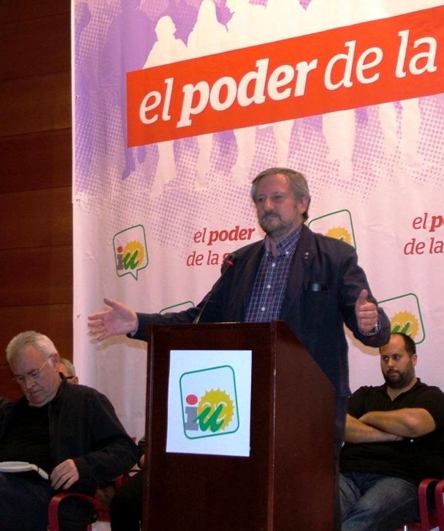 Willy Meyer, candidado de IU a las elecciones europeas, durante un mitin celebrado el sábado en Jaen, en el también participó Cayo Lara, sentado, a su izquierda. / Mariano Asenjo