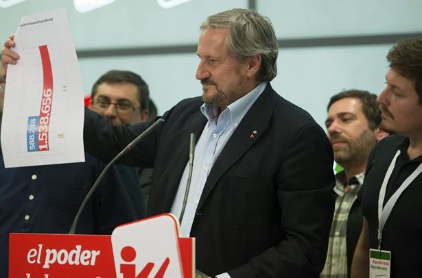 El candidato de Izquierda Plural, Willy Meyer, ayer, mostrando a sus partidarios el gráfico con el crecimiento de IU en las europeas. / Fernando Villar (Efe)