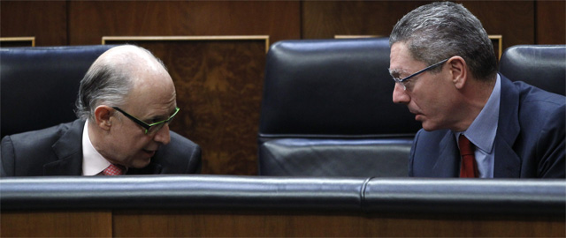El ministro de Hacienda, Cristóbal Montoro, a la izquierda, y el Justicia, Alberto Ruiz-Gallardón, en una imagen de archivo durante un pleno del Congreso. / Efe