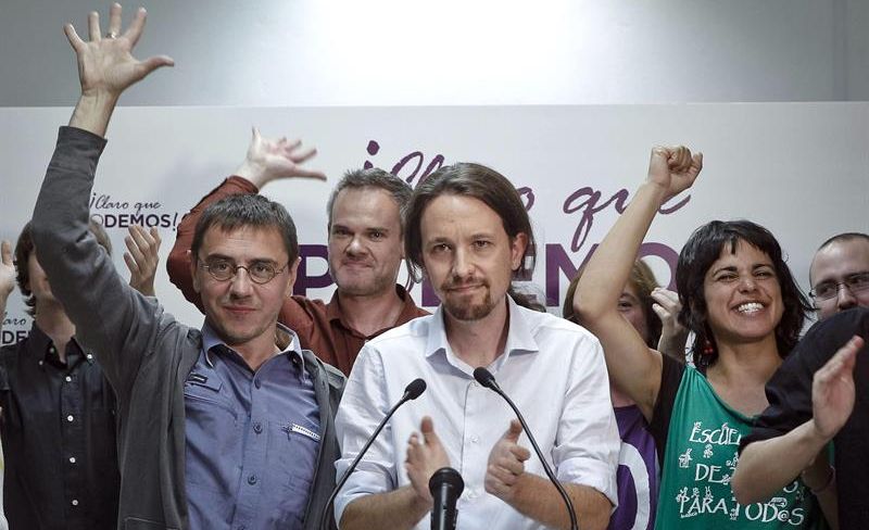 Pablo Iglesias, cabeza de lista de Podemos, en en centro de la imagen, celebrando los resultados obtenidos en las europeas. / Emilio Naranjo (Efe)