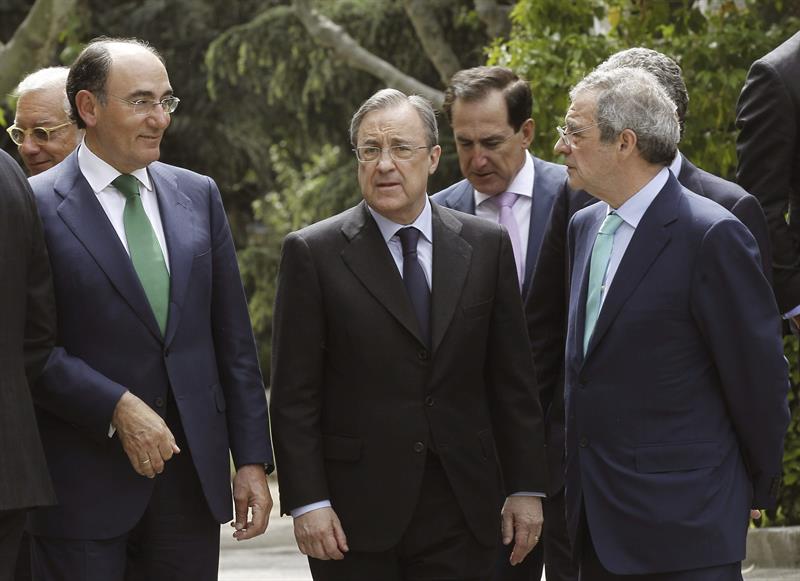 En primer plano y de izquieda a derecha los presidentes de Iberdrola, Ignacio Sánchez Galán; ACS, Florentino Pérez , y Telefónica, César Alierta. / Kiko Huesca (Efe)