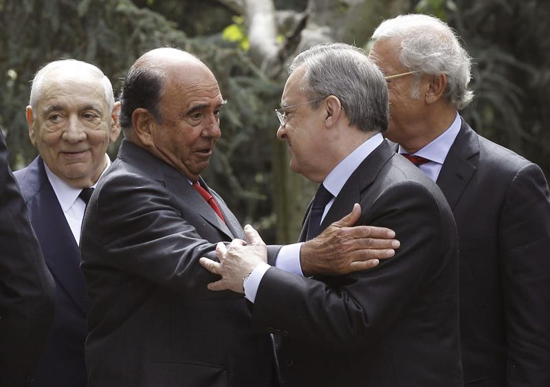 Emilio Botín y Florentino Pérez se saludan en los jardines de La Moncloa. / Kiko Huesca (Efe)