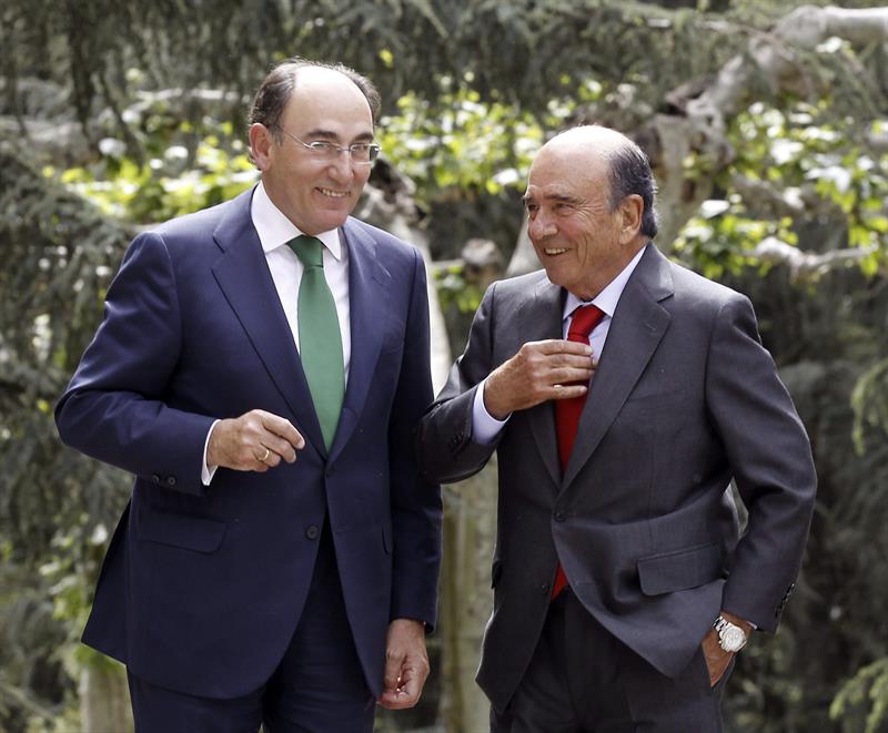 El presidente de Iberdrola, Ignacio Sánchez Galán, a la izquierda, junto al del Banco Santander, Emilio Botín. / Kiko Huesca (Efe)