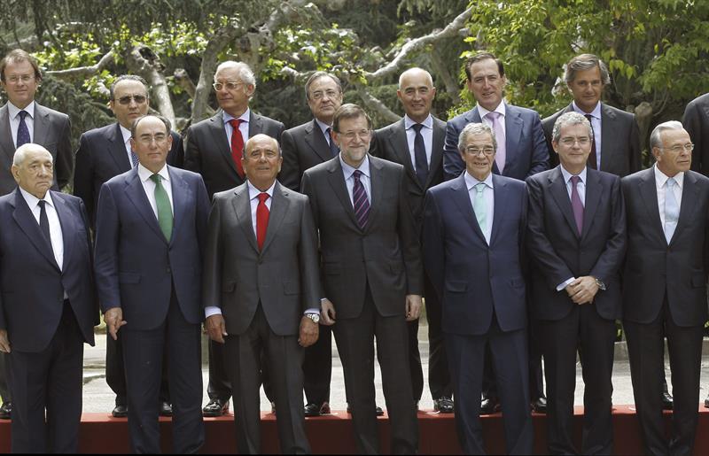 Foto de familia del presidente Mariano Rajoy con los grandes empresarios españoles que integran el Consejo Empresarial por la Competitividad (CEC), con los que ha almorzado hoy en el Palacio de La Moncloa. / Kiko Huesca (Efe)