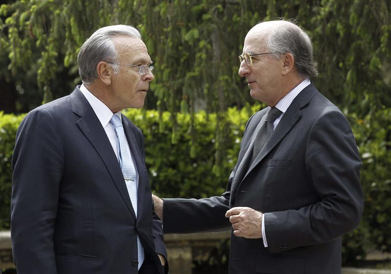 El presidente de Repsol, Antonio Brufau, a la derecha, conversando con el de La Caixa, Isidre Fainé. / Kiko Huesca (Efe)