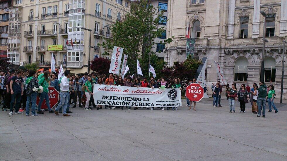 Los estudiantes manifestándose en la Plaza del Ayuntamiento de Santander. / estudiantesenmovimiento.org