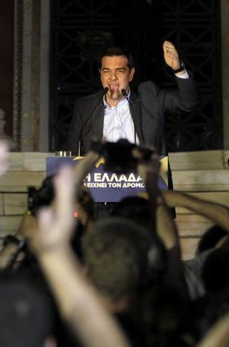 El líder de Syriza, Alexis Tsipras, ayer, celebrando con sus partidarios la victoria en las elecciones celebradas en Grecia. / Yannis Kolesidis (Efe)