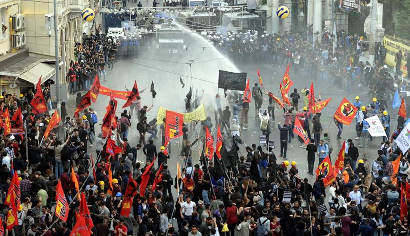 La pòlicía turca utilizando cañones de agua para dispersas a los manifestantes que salieron el míercoles a la calle para protestar por el accidente ocurrido en Soma. / Erdem Sahin (Efe)