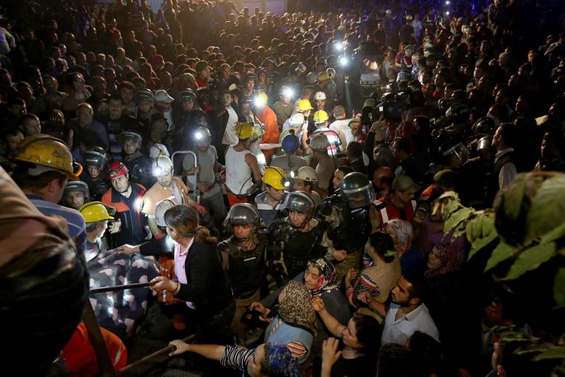 Las labores de rescate se han mantenido durante toda la noche con una multitud de familiares y compañeros a la espera. / Efe