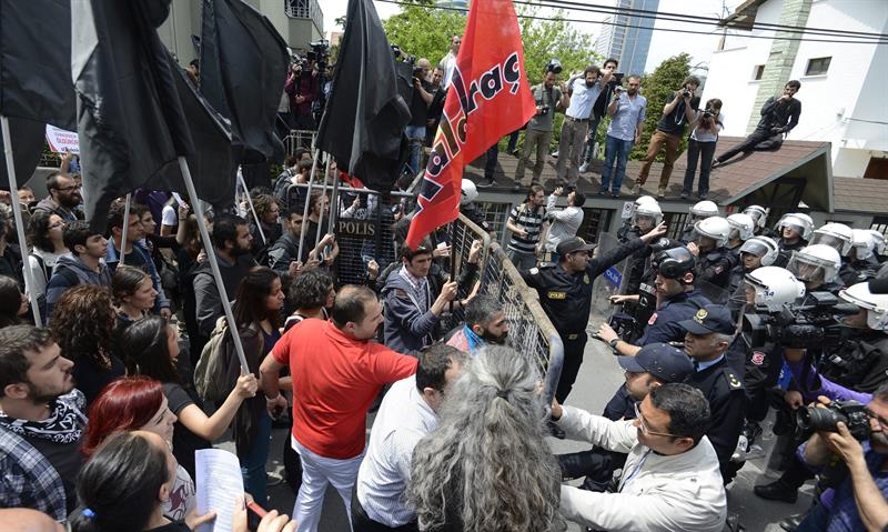 Protestas y enfrentamientos con la policía frente a la sede de la compañía Soma en Estambul. / Erdem Sahin (Efe)