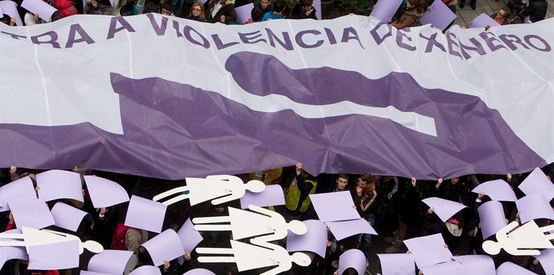 Imagen de archivo de una concentración contra la violencia machista celebrada en Vigo. / Salvador Sas (Efe)