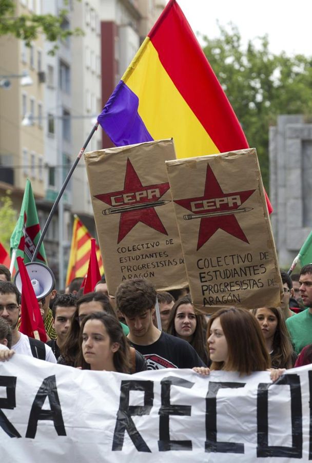 Una bandera republicana en la manifestación celebrada por los estudiantes universitarios y de instituto de Zaragoza. / Javier Cebollada. (Efe)