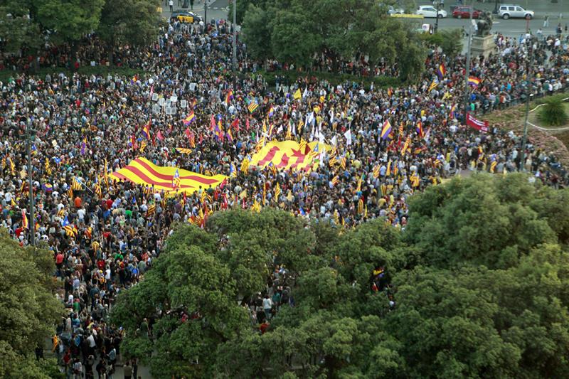 Multitudinaria concentración republicana en la Plaza de Cataluña, en Barcelona. / Toni Albir (Efe)