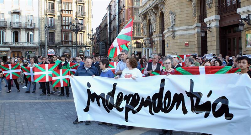 Bildu convocó en Bilbao una manifestación por la independencia tras conocerse la abdicación del rey Juan Carlos. / Luis Tejido (Efe)