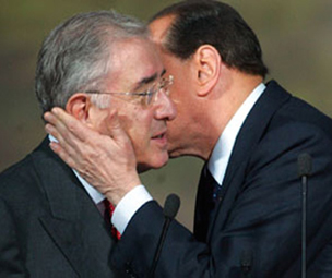 Berlusconi besa a Dell'Utri en público. /Azione-civile.net