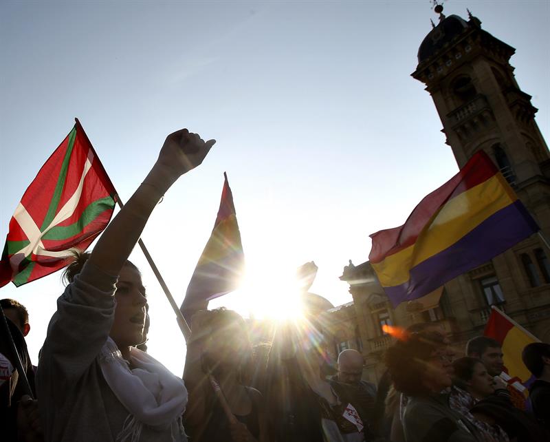Un momento de la manifestación celebrada ayer en el centro de San Sebastián. / Javier Etzezarreta (Efe)