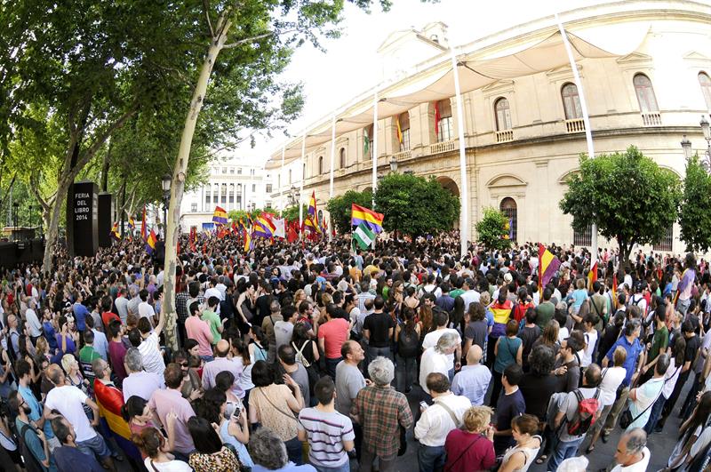 En Sevilla la concentración se celebró frente a las puertas del Ayuntamiento. / Raúl Caro (Efe)