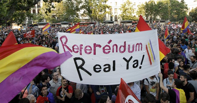 Unas 2.000 personas se concentraon en Plaza del Ayuntamiento de Valencia. / Juan Carlos Cárdenas (Efe)