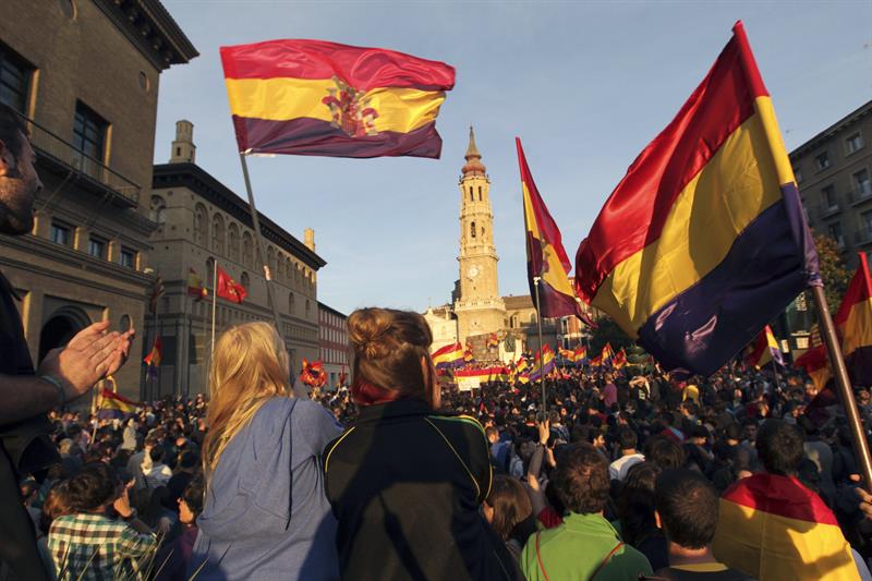 Miles de personas se concentraron también en las calles de Zaragoza. / Javier Cebollada (Efe)