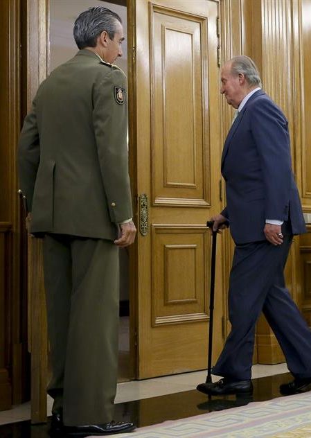 El Rey Juan Carlos dirigiéndose a la audiencia que concedió ayer al presidente de la Cámara de Comercio de EEUU en el Palacio de la Zarzuela. / JuanJo Martín (Efe)