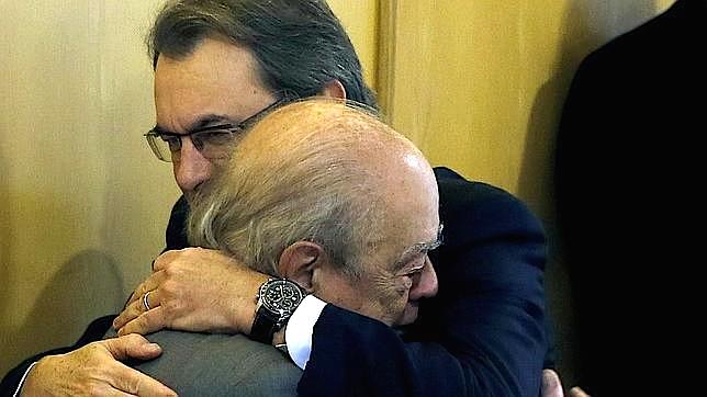 Mas_Pujol_abrazo_Efe